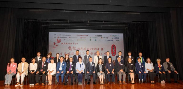 台上大合照,活動由政制及內地事務局曾國衞局長,民政事務總署杜潔麗署長,香港理工大學滕錦光校長,立法會鄭泳舜議員,油尖旺民政事務處余健強專員等主禮