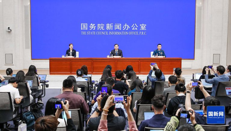 國務院新聞辦公室舉行新聞發布會,介紹中國人民抗日戰爭暨世界反法西斯戰爭勝利80周年紀念活動總體安排。(國新網)
