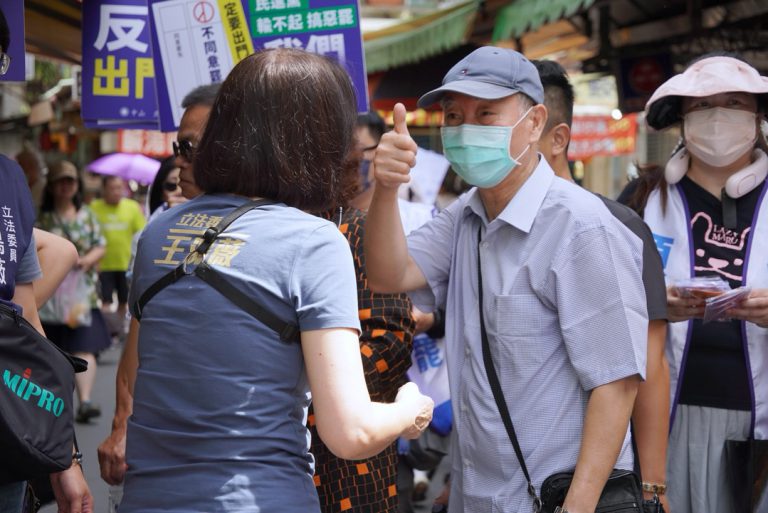 國民黨開啟掃街模式,圖為國民黨「立委」王鴻薇在菜市場向選民致意。(台灣梅花新聞網圖片)