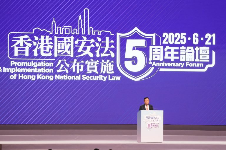 夏寶龍說,2019年爆發修例風波,香港一度出現回歸以來最嚴峻局面,嚴重危害了國家安全,一國兩制幾乎毀於一旦。(燊亮攝)。