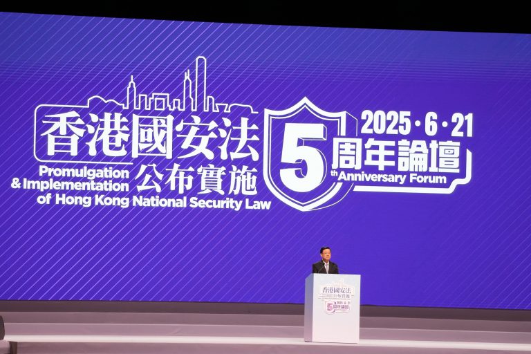 李家超致辭時說,感謝中央在香港危急關頭,果斷出手公布實施《香港國安法》,止暴制亂,立竿見影,香港從「由亂到治」邁向「由治及興」。(燊亮攝)。