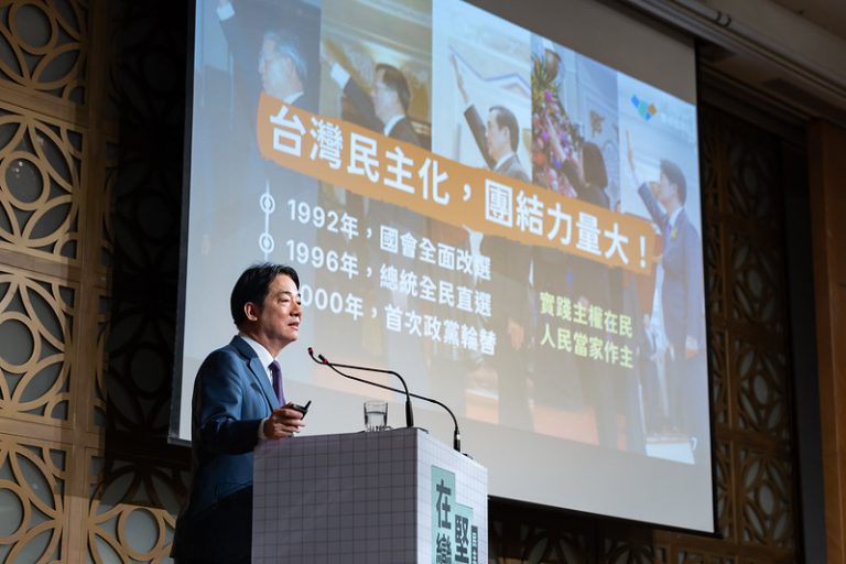 賴清德的「十講」,在台灣全島引發強烈反彈。(梅花新聞網圖片)