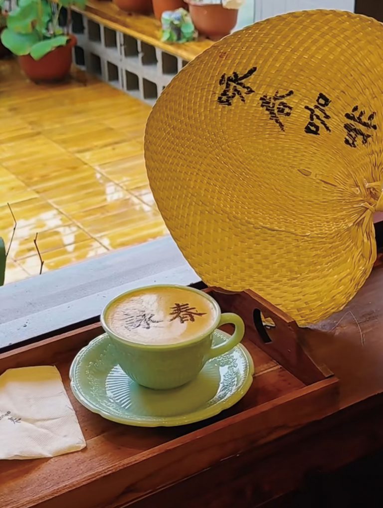 必歎一杯詠春字樣拉花咖啡。