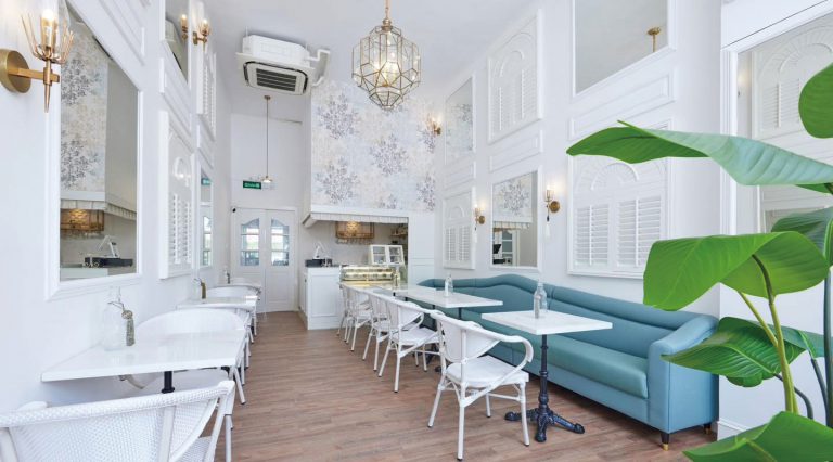 Janela Café 純白裝潢、落地玻璃窗加上百葉窗的設計元素,令店舖成為打卡熱點。