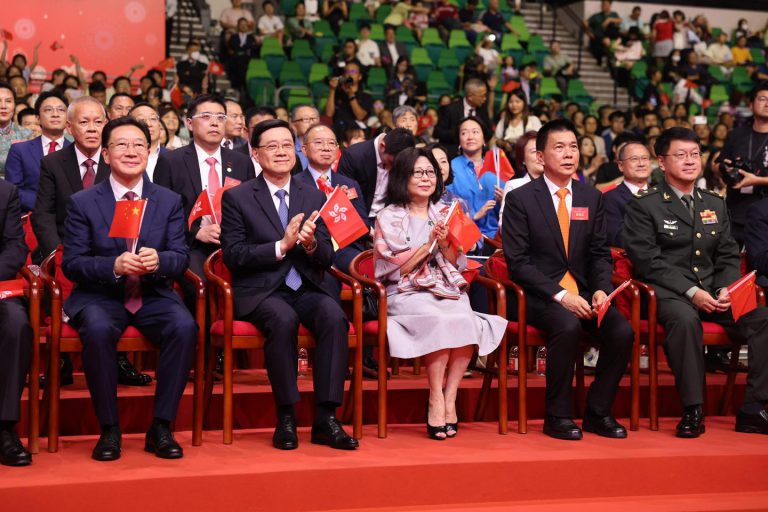 一眾嘉賓在主禮台上觀看精彩表演。(李家超facebook圖片)