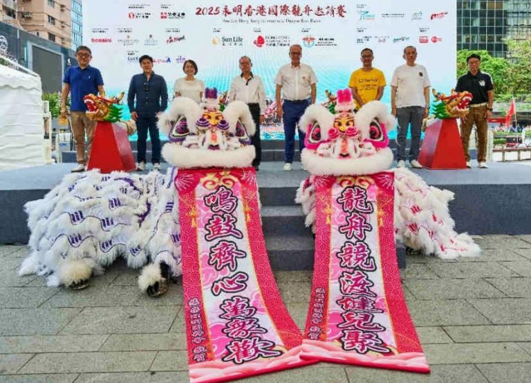旅發局主席林建岳(左四)、旅遊事務專員張馮泳萍(左三)、立法會議員霍啟剛先生 (左二)與一眾嘉賓同為「永明香港國際龍舟邀請賽」主持點睛儀式,為周末的龍舟賽事掀開序幕。(旅發局圖片)