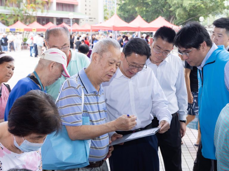 中聯辦主任周霽(中)今落區調研。(中聯辦圖片)