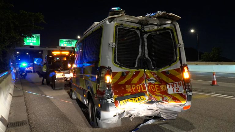 被撞的警車,車尾嚴重凹陷,足見撞車的力度相當巨大。