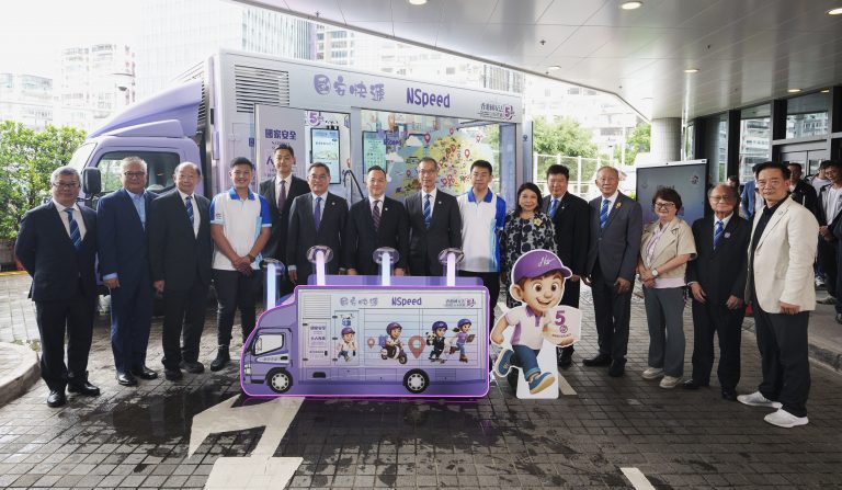 警務處處長周一鳴(左七)、 副處長(國家安全)簡啟恩(左六)、副處長(行動)葉雲龍(左八)和助理處長(國家安全)(二)郭嘉銓(左五)與出席啓動禮的國安地區導師合照。