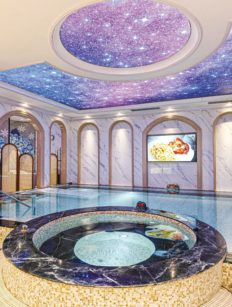 太空與星空主題水療浴池。