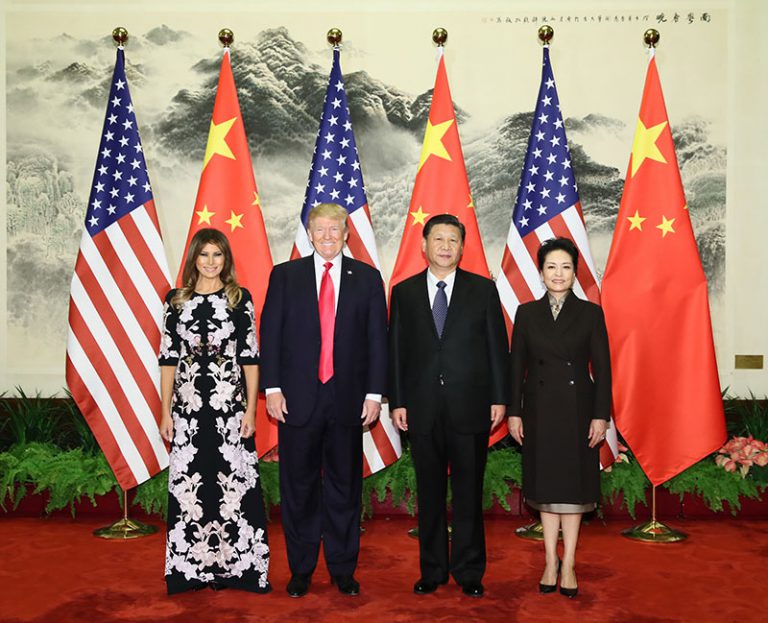 特朗普夫婦於2017年對中國進行國事訪問,習近平和夫人彭麗媛在人民大會堂與2人合影。(新華社)
