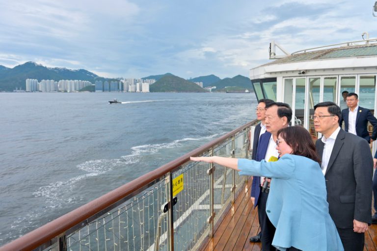 夏寶龍乘船考察離島。(港澳辦圖片)