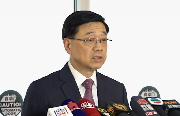 李家超向到深圳灣口岸採訪的媒體總結夏寶龍在港行程。