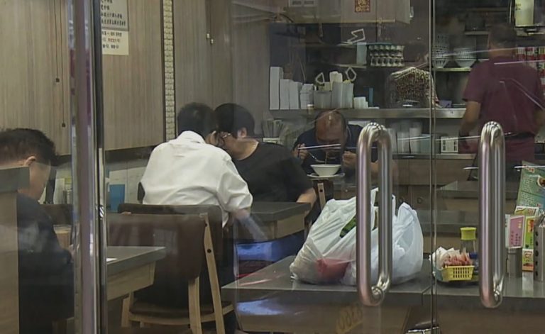 食環署近日又向食肆、食物製造廠、公眾娛樂場所等牌照的持有人發信,表示會在新簽發及續期牌照加入條件,要求防範危害國家安全行為。