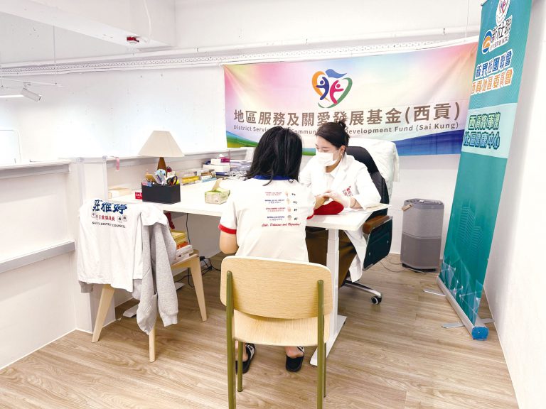 同時間,在議辦的「閣樓」正進行義診,務求用盡整個地方。