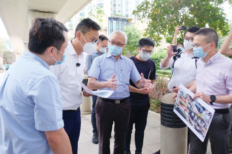 2022年4月,時任環境局
副局長謝展寰與陳恒鑌落區視察。(受訪者提供)