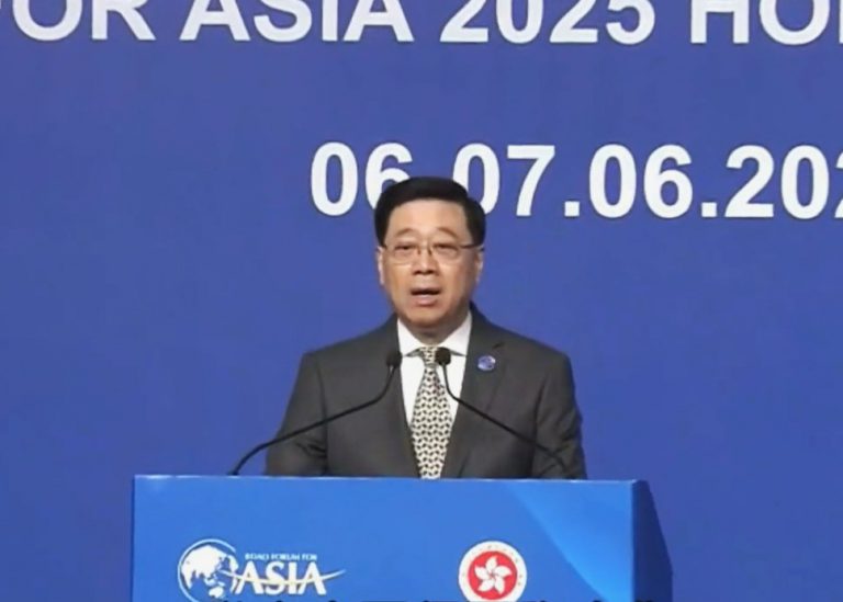 李家超表示,香港在國家堅定不移的支持下,邁向創新發展國際創新科技中心,香港以獨有的一國兩制為基礎,成為唯一一個兼具中國及全球優勢的世界城市。