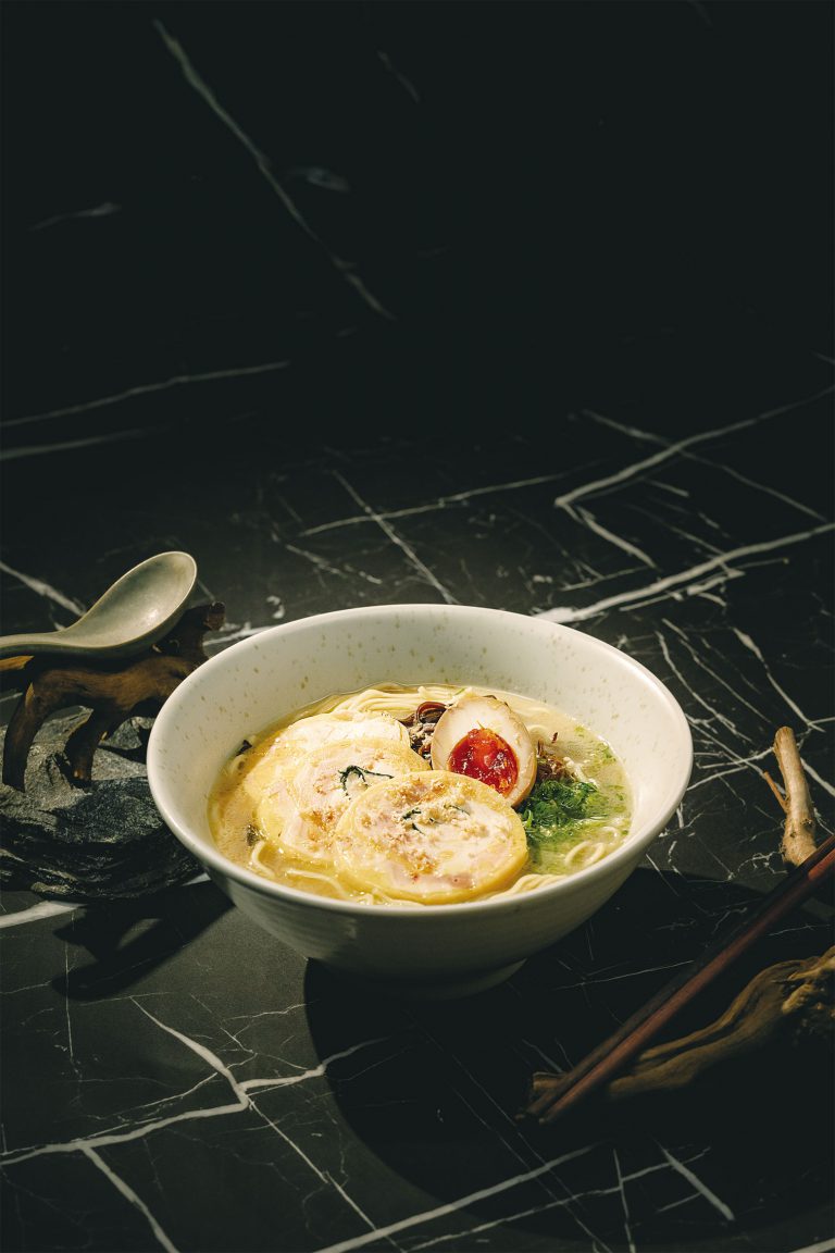 人參雞湯麵 $128 人參雞湯加入拉麵及雞肉卷,吃時熱辣辣、香噴噴,感受到韓國人的飲食智慧。
