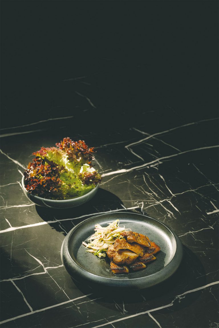 鹽麴燒豬腩肉 $158 豬腩肉沾滿麵豉及鹽麴香味,吃時配蘋果沙律豐富口感,清新不膩。