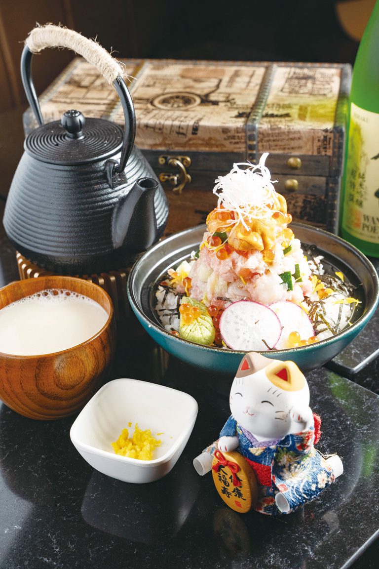 拖羅蓉海鮮丼定食 $218 肥美的拖羅蓉配北海道海膽、松葉蟹肉、帆立貝、八爪魚和北寄貝,全是每日新鮮運到的食材。