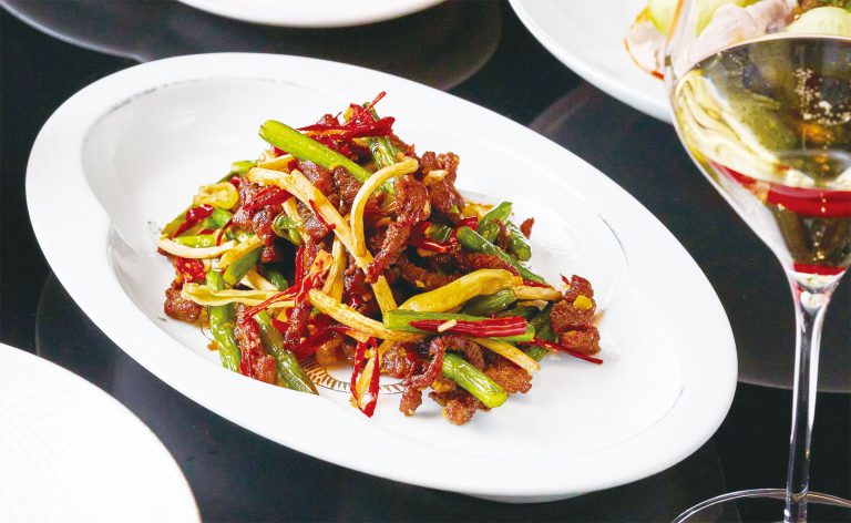 雙椒乾煸牛肉絲 $308 手切成幼絲的牛肉,伴脆竹筍、辣椒和特製麻辣香料乾煸出香氣,嗜辣的話必試。