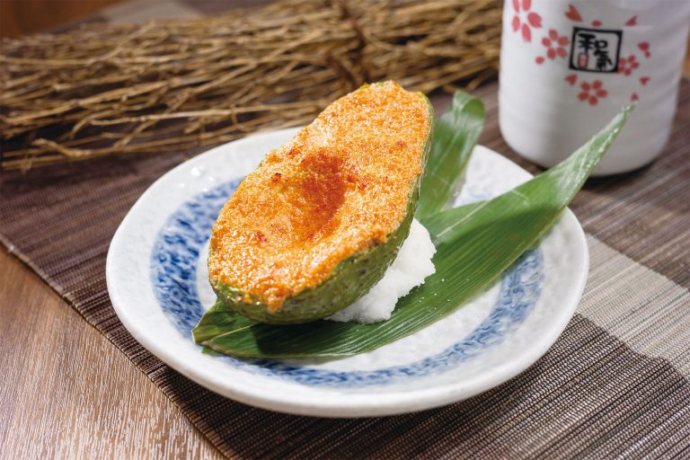 明太子黃金焗牛油果 $38 剛熟的澳洲牛油果開邊加明太子烤至表面焦脆,鹹鮮又帶果香。
