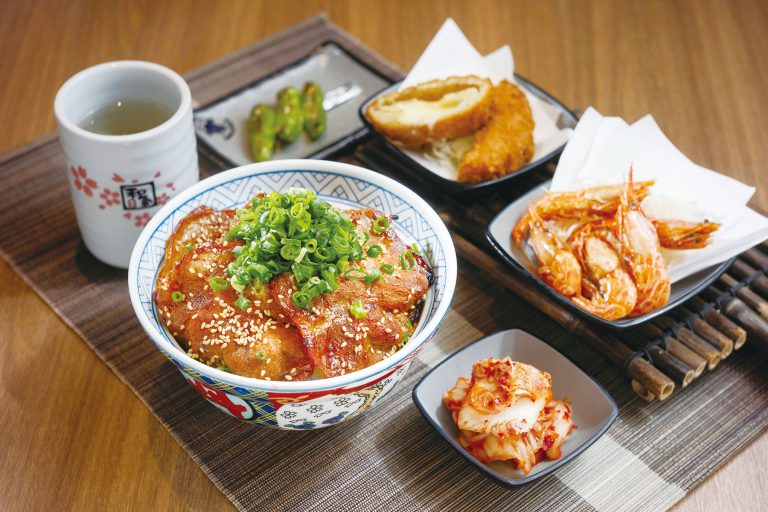 鹿兒島黑豚肩燒丼 $95 精挑細選鹿兒島肩肉燒香後伴泡菜、香葱及秘製醬汁炮製成丼飯,濃郁卻不肥膩。