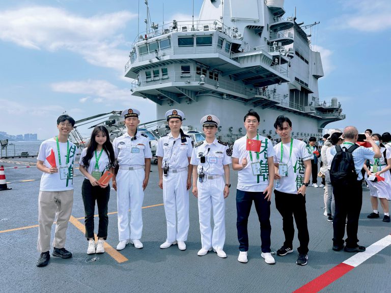 青年港雋四位學生代表與海軍在甲板上合照
