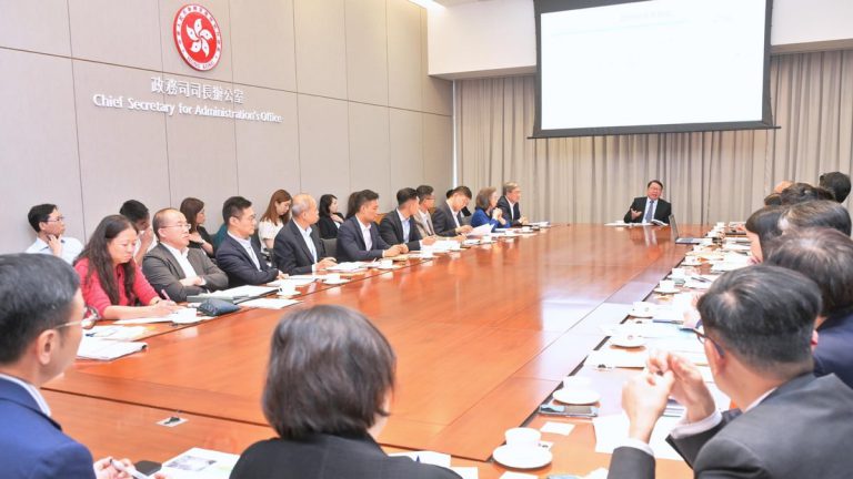 陳國基主持應對極端天氣督導委員會會議。(政府新聞處)