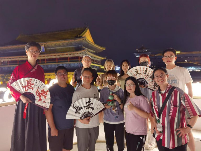 學生體驗西安夜生活。