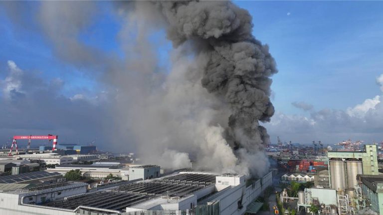 高雄超級電池工廠昨日(14日)發生火警,現場濃煙密布直竄天際。(台灣中時新聞網圖片)