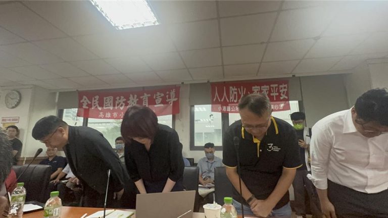 三元能源公司4名高階主管代表公司3次鞠躬致歉。(台灣中時新聞網圖片)