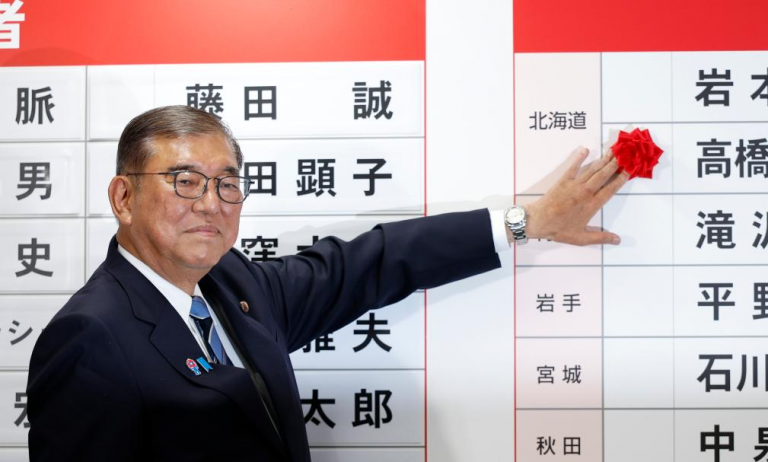 石破茂晚上出席電視選舉特別節目,承認選情嚴峻,必須謙虛誠懇接受,同時表達繼續執政意願。(新華社)