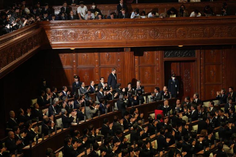 由自民黨及公明黨組成的執政聯盟無法維持過半數議席優勢,是自民黨自1955年創立以來首次同時失去參眾議院的過半數優勢。(新華社)