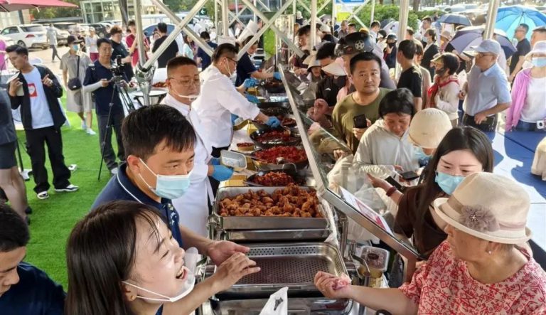 大陸五星級酒店以擺地攤形式吸引食客,增加收入。