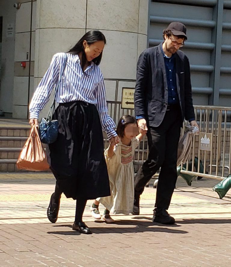 黎智英女兒黎明(左)曾偕外籍丈夫及女兒到庭聽審。