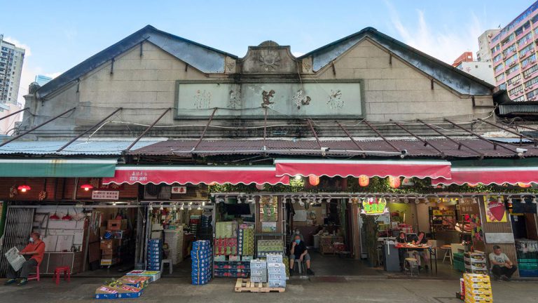 香港的魅力,正在於它能同時容納半島酒店的下午茶和油麻地果欄的庶民活力。