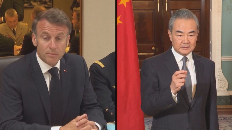 王毅(右)轉抵法國訪問,與總統馬克龍(左)會談。