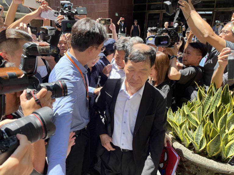 法庭裁定准予彭振聲解除居所限制,他隨即趕赴高雄,後續將重新申報處。