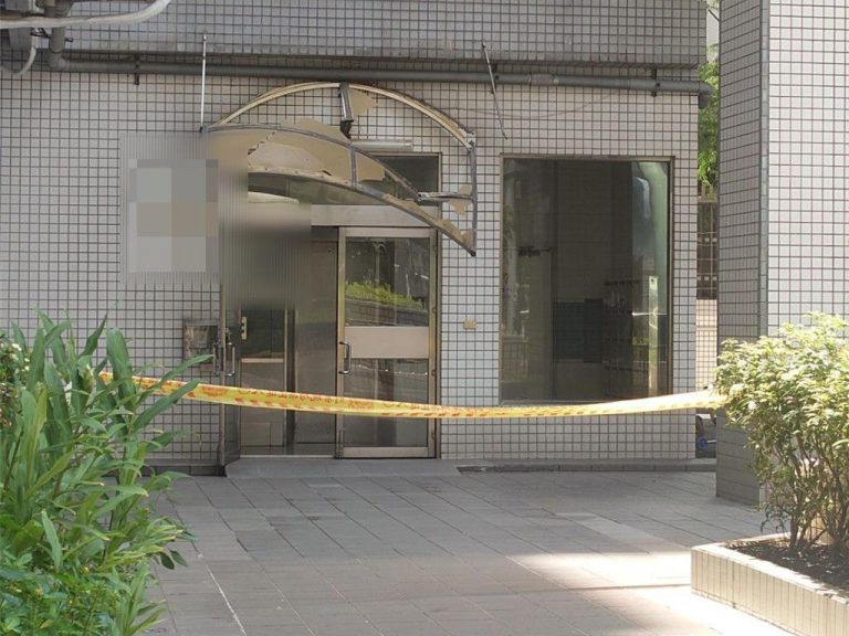 彭的妻子謝夏蕎約於今早8時許,從高雄三民區住所大樓的13樓墮下,打破中庭遮雨棚倒臥地上。