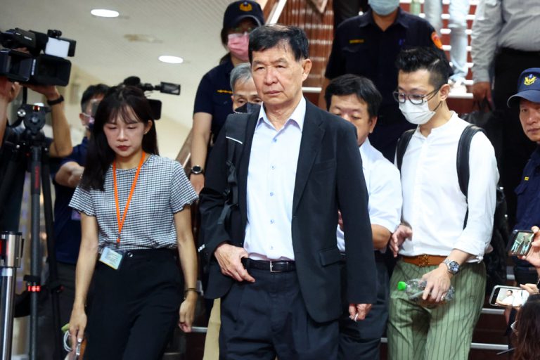 台北前副市長彭振聲原定今日上午出庭應訊「京華城容積率」案,但在開庭前,卻接獲其妻謝夏蕎在高雄墮樓死亡的噩耗。