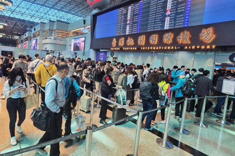 台灣的賴清德提出,若航空公司的航班商務艙有空位時,讓乘搭有關班機的台灣軍方人員升級至商務艙。
