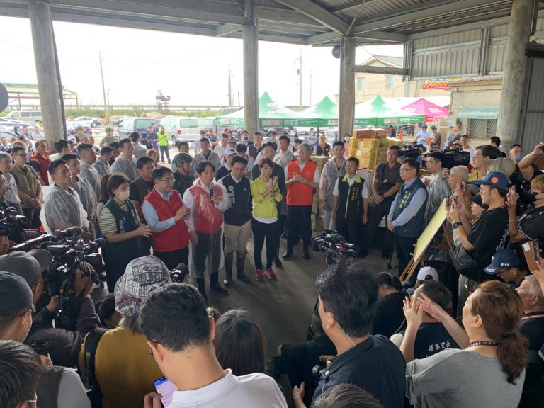 賴清德巡視災情的場合當成辯論賽,連災民的電話能不能通,都要牛頭不對馬嘴地辯上一嘴。(台灣中時新聞網圖片)