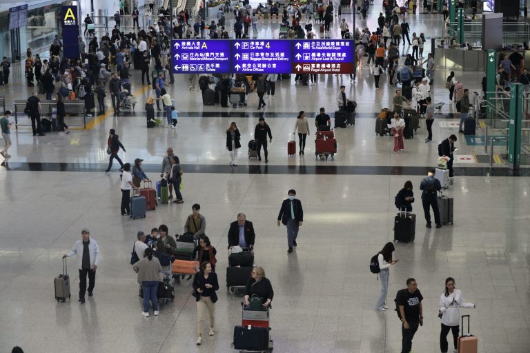 赤鱲角機場年內接待旅客人次、貨運量及飛機起降量均錄得雙位數字升幅。