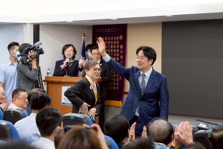賴清德發表所謂的「團結十講」。