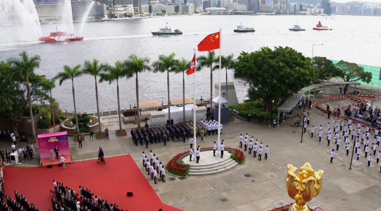 政府今早在灣仔金紫荊廣場舉行升旗儀式,慶祝香港特別行政區成立28周年。