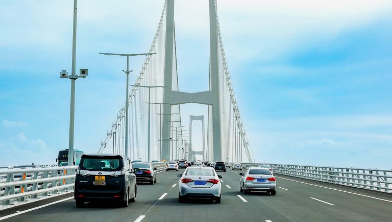 政府宣布爭取於11月實施「粵車南下」政策。