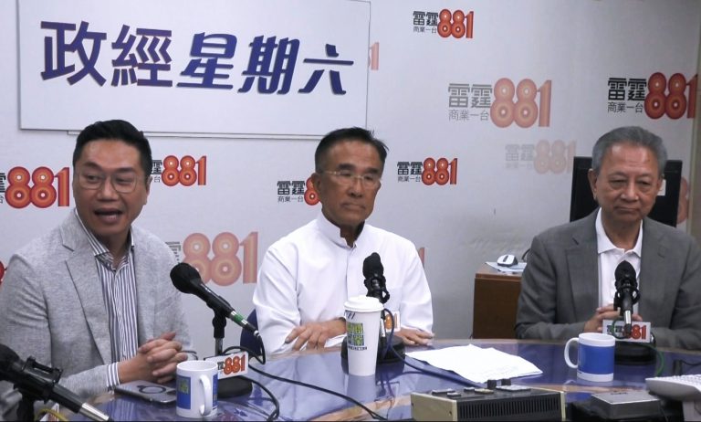 易志明(右)指出,「粵車南下」絕對會對香港的經濟有幫助,包括零售業、飲食業、酒店業等。