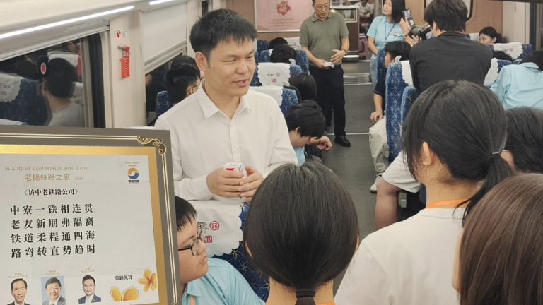 老中鐵路有限公司張鐵翅副部長在「瀾滄號」上為青年分享。(大會提供)