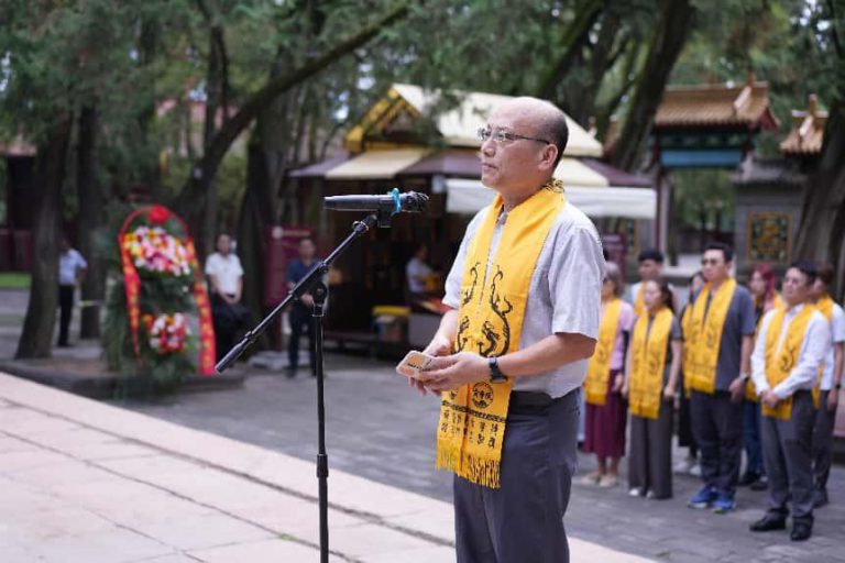 港台青年共祭黃帝陵,嘉義大學歷史學系吳昆財教授宣讀祭文。